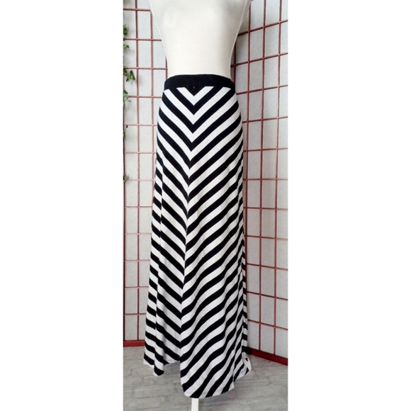 Calvin Klein Performance | Women's Slit Side Chevron Print Workout Maxi Skirt - Picture 8 of 15